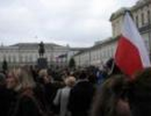 Harcerze z "Inicjatywy Polsce i bliźnim" podkreślają, że krzyż upamiętniający ofiary katastrofy pod Smoleńskiem, który ustawili przed Pałacem Prezydenckim, powinien zostać zastąpiony innym znakiem.