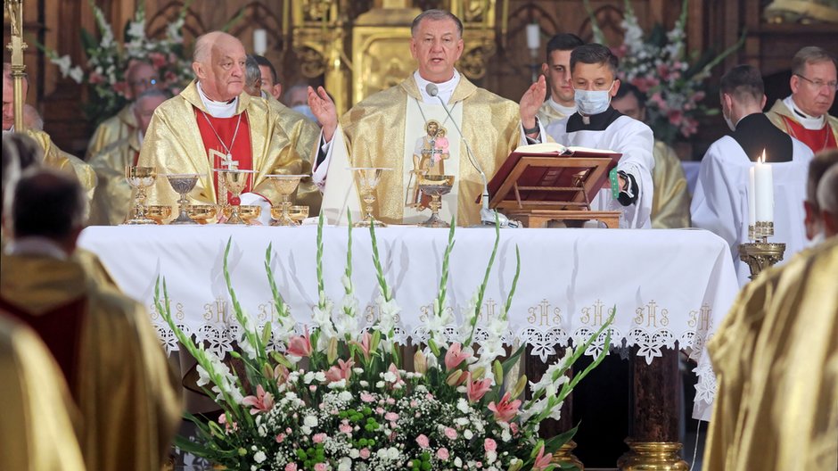 Nowy metropolita białostocki abp Józef Guzdek podczas ingresu do Bazyliki Archikatedralnej Wniebowzięcia Najświętszej Maryi Panny w Białymstoku