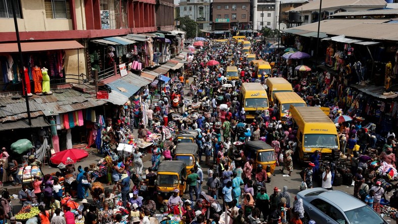 People crowd a street in Lagos ahead of Christmas in 2016 (Punch).