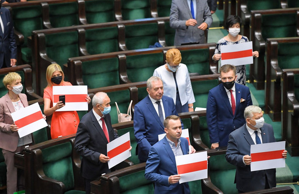 Sejm przyjął przez aklamację uchwałe, w której potępił stosowanie przez władze Alaksandra Łukaszenki brutalnej przemocy i masowych represji