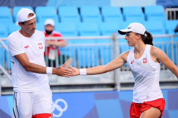 Polacy Iga Świątek (P) i Łukasz Kubot (L) podczas meczu 1. rundy (1/8 finału) turnieju tenisa w grze mieszanej z Francuzami Fioną Ferro i Pierre-Hugues Herbertem