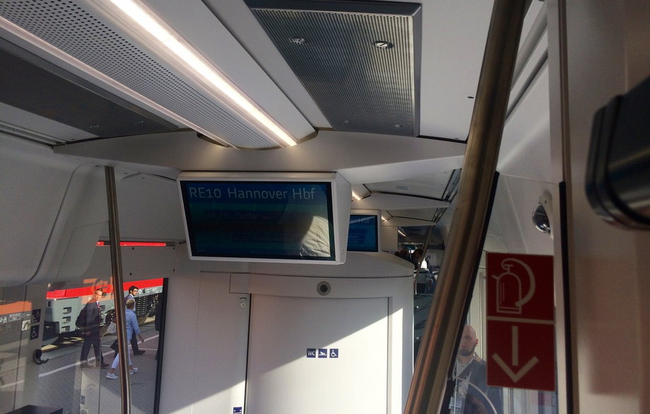 Alstom Coradia iLint wypsoażono też w elektroniczne wyświetlacze, co w nowych pociągach jest już standardem