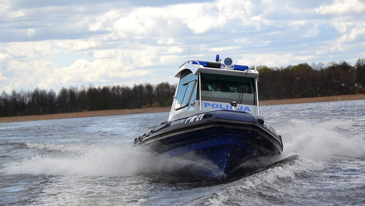 Rozpoczyna się sezon wypoczynku nad wodą. Jak co roku podlascy policjanci, patrolując zbiorniki wodne na specjalnie przygotowanych i oznakowanych łodziach motorowych oraz radiowozach wyposażonych w specjalistyczny sprzęt ratowniczy, będą dbać w tym czasie o bezpieczeństwo osób tam wypoczywających.