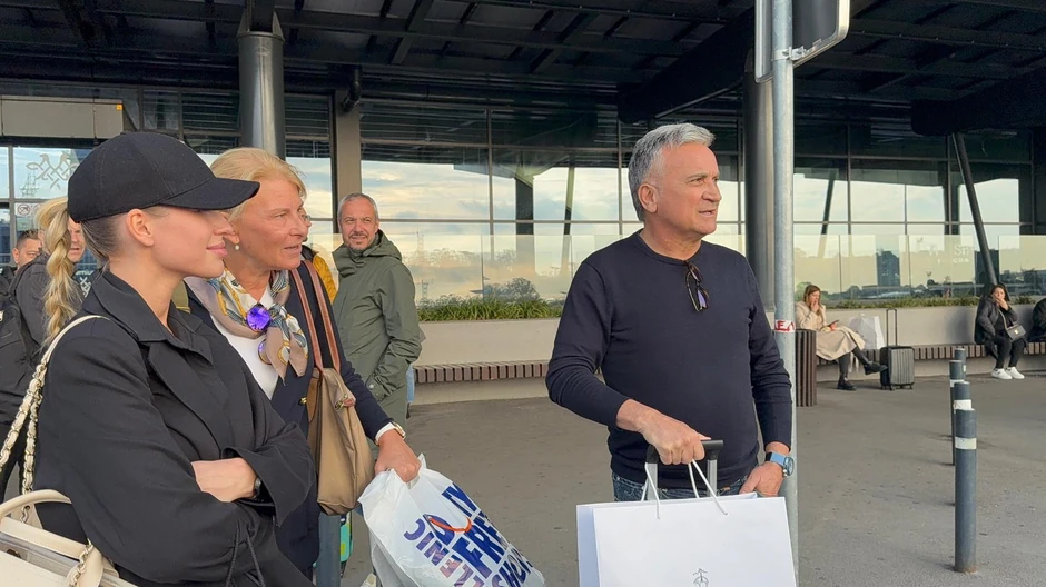 Srđan i Dijana Đoković sa Saškom na aerodromu