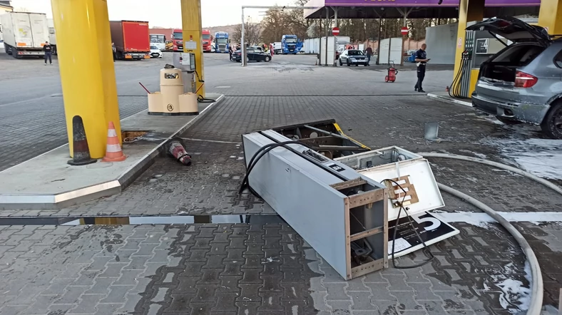 BMW staranowało stację paliw w Tarnowie