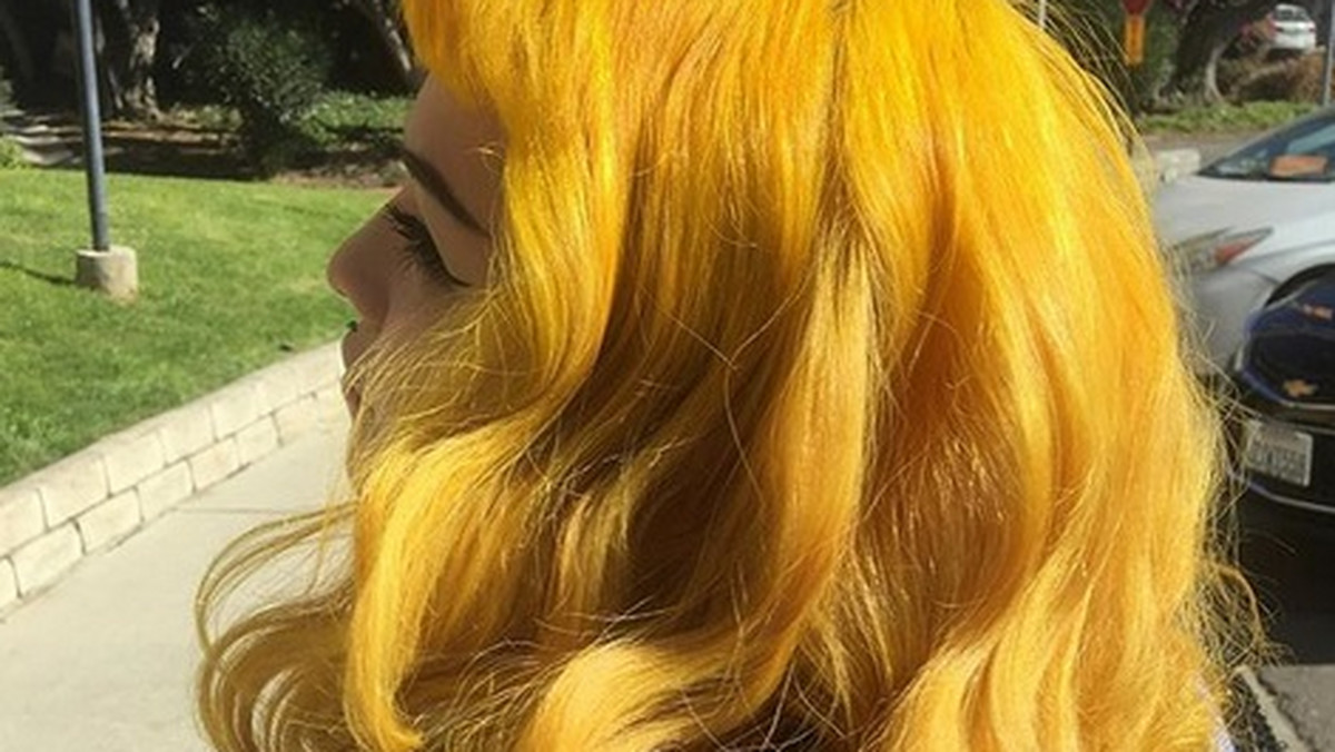 Włosy w kolorze "mac’n’cheese " to hit na wiosnę 2018. Skusicie się na ten mocny odcień żółtego?