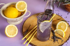 OSVEŽAVAJUĆE I ZDRAVO: Isprobajte ovu ČAROBNU ljubičastu limunadu sa BOROVNICAMA koja će vas osvojiti na prvi gutljaj!