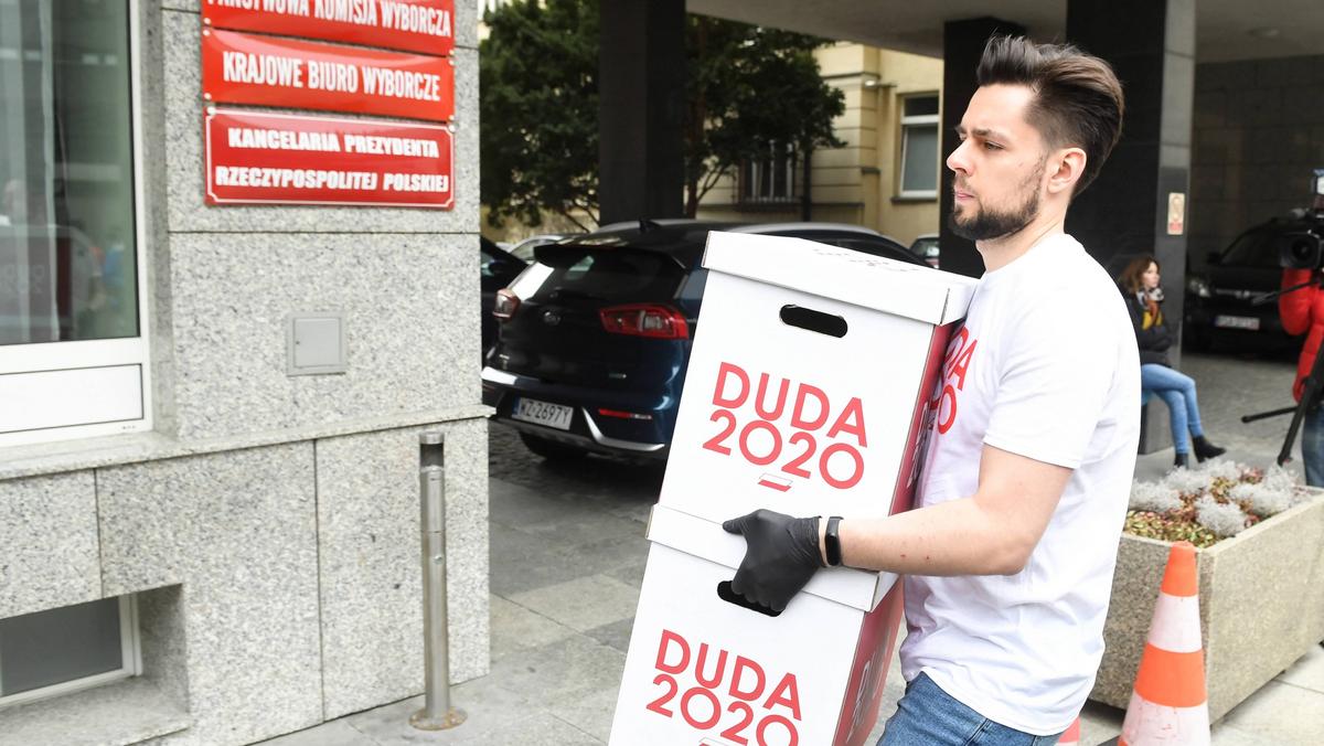 Wolontariusze składają podpisy poparcia dla Andrzeja Dudy