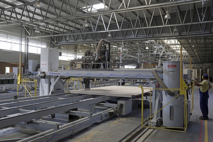 Dzięki nowej hali możliwe będzie usprawnienie cyklu produkcyjnego modułów drewnianych, co umożliwi zwiększenie produkcji o 100 proc., do ponad 2 tys. modułów rocznie. 
<br><br>
fot. (nlat) PAP/Artur Reszko