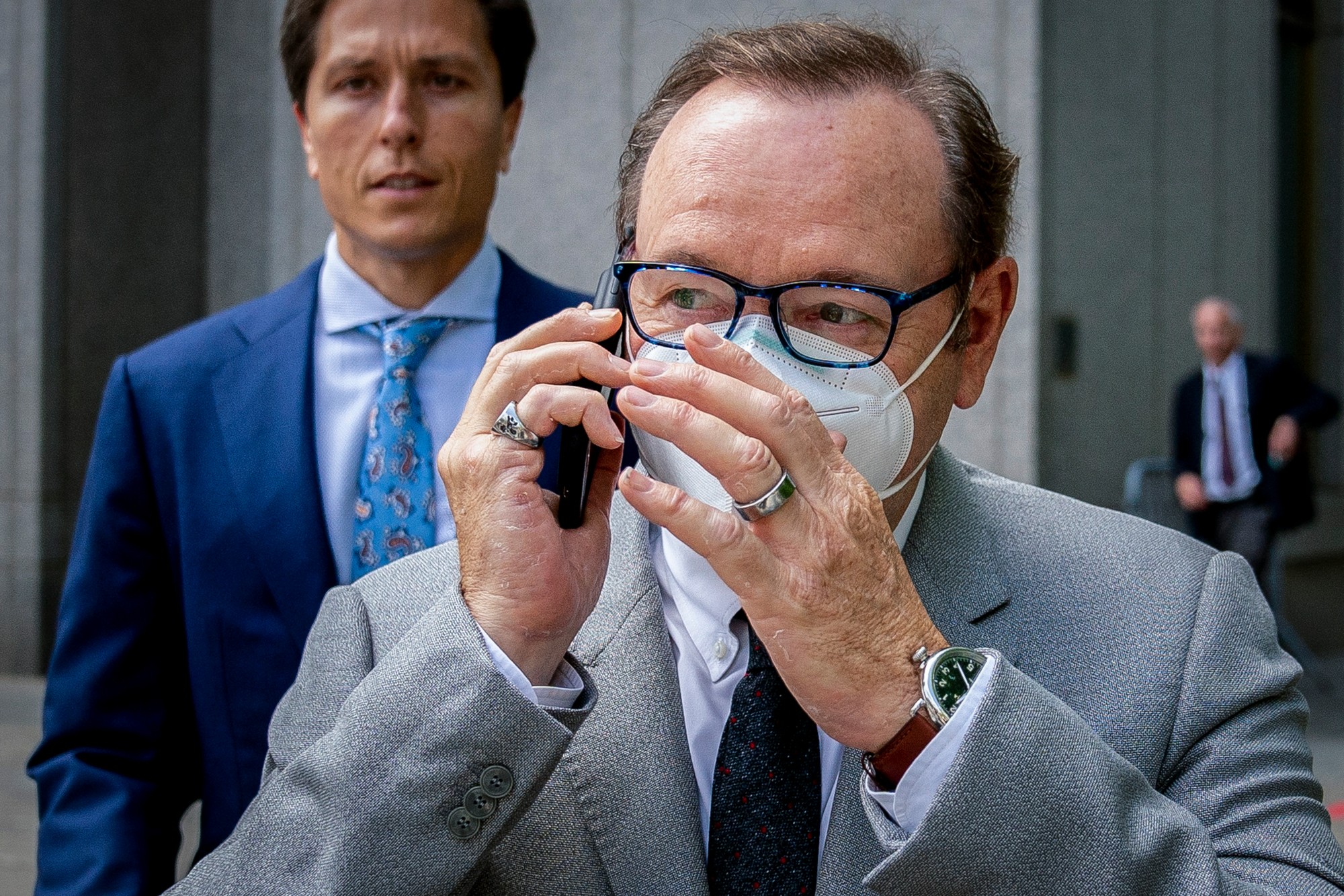 Na archívnej snímke z 26. mája 2022 herec Kevin Spacey telefonuje počas odchodu zo súdu v New Yorku.
