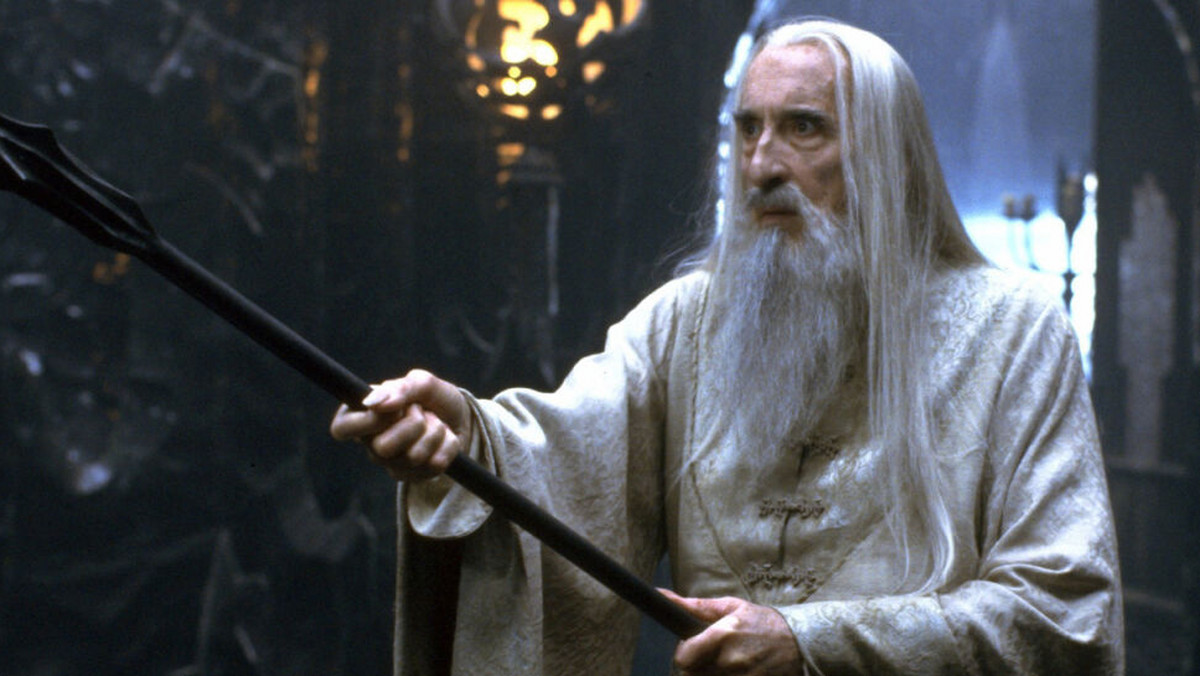 Christopher Lee, brytyjski aktor, który zyskał wielką popularność wielokrotnie wcielając się w postać Draculi. Młodsi widzowie kojarzą go jednak przede wszystkim jako hrabiego Dooku z "Gwiezdnych wojen" oraz Sarumana z filmowych trylogii "Władca Pierścieni" i "Hobbit". Christopher Lee w trakcie swojej przeszło 70-letniej kariery filmowej zagrał w niemal 300 filmach. Zmarł 7 czerwca 2015 roku w wieku 93 lat.