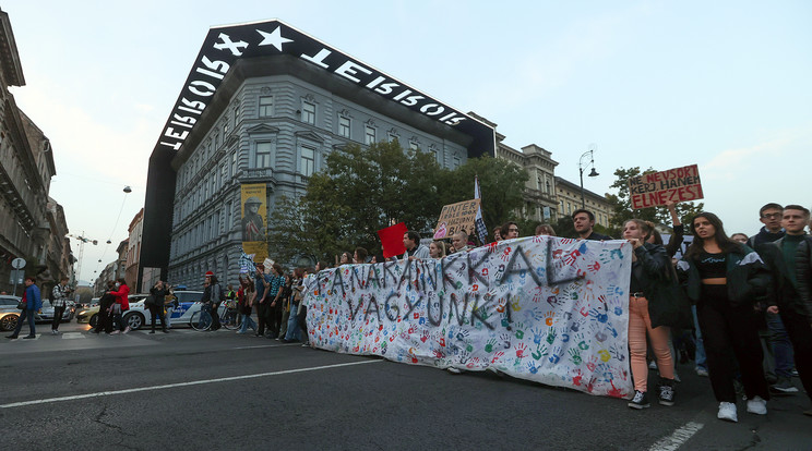 Péntek délután folytatódik a tanárok és a velük szolidaritást vállalók tüntetéssorozata./Fotó: Zsolnai Péter