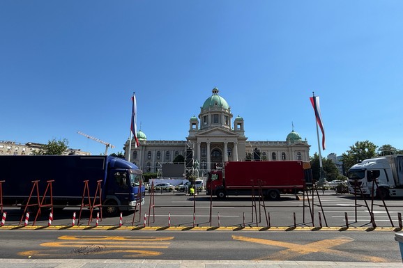 U toku pripreme za sutrašnji skup SNS ispred Skupštine Srbije: Ulice zatvorene, postavlja se bina, izmenjene i linije gradskog prevoza (FOTO)