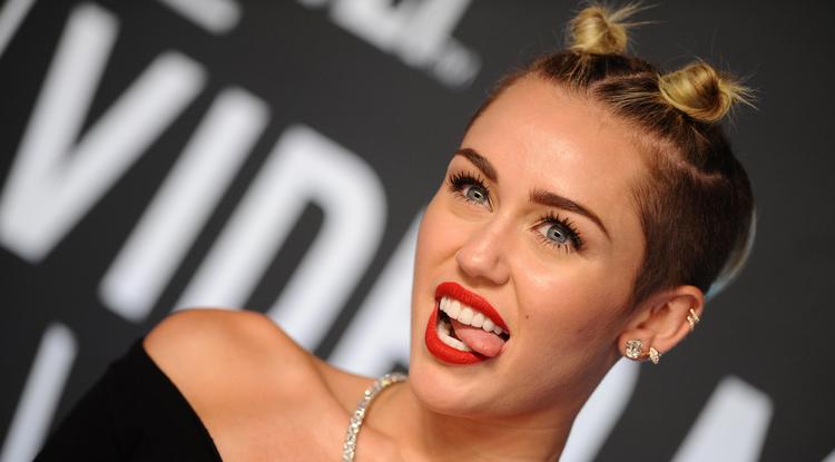 Miley Cyrus ismét mellbimbót villantott - FOTÓ 18+
