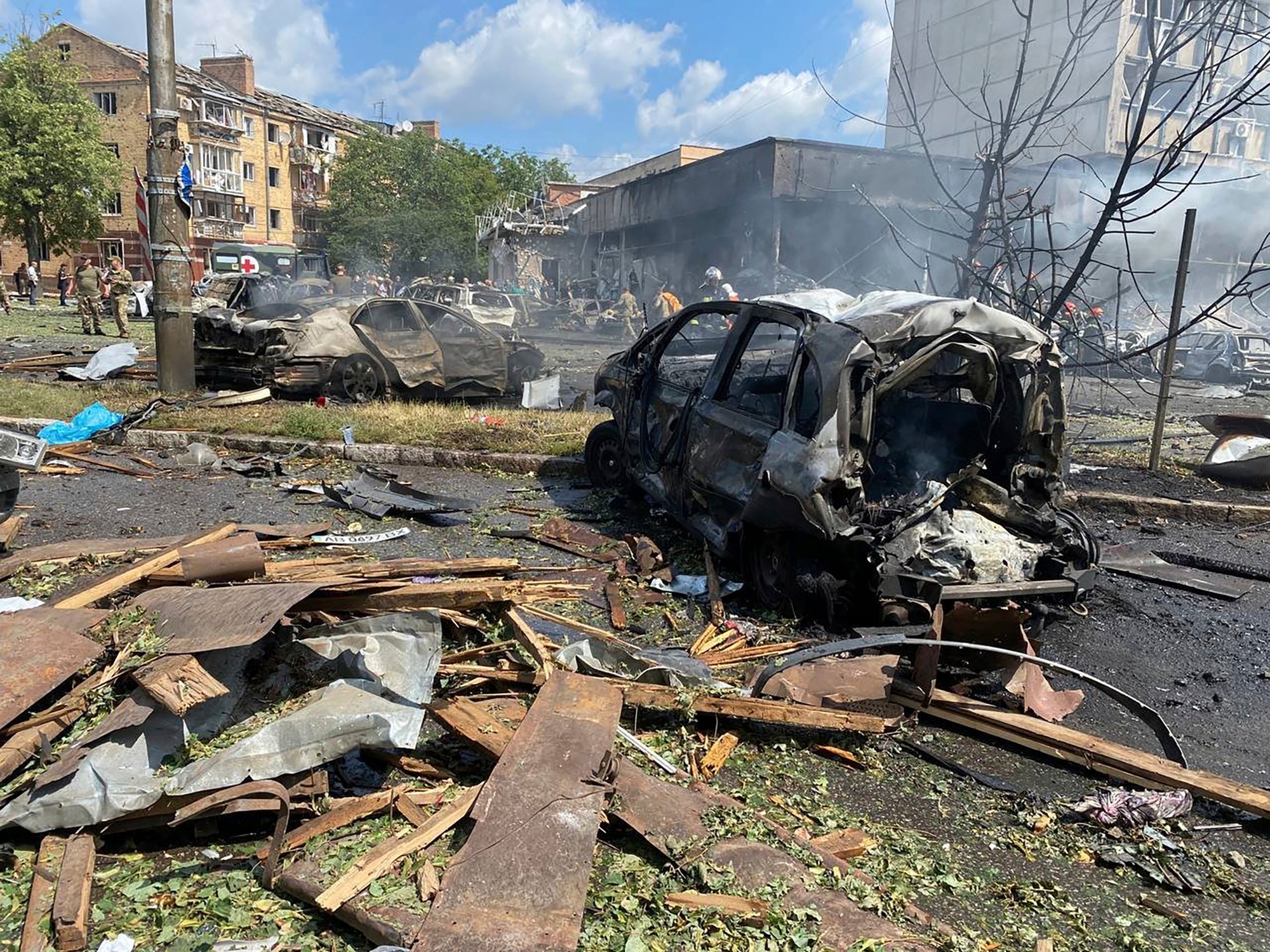 Pohľad na škody po ruskom raketovom útoku v meste Vinnycia v strednej časti Ukrajiny.
