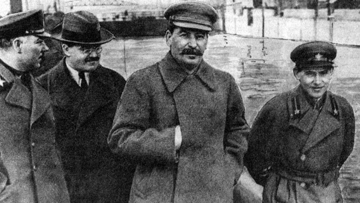 Russia / Soviet Union: Josef Stalin walking with Vyacheslav Molotov (left) and Nikolai Yezhov (right