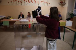 Spośród miast najwyższą frekwencję odnotowano w Białymstoku. W jakim mieście była najniższa?