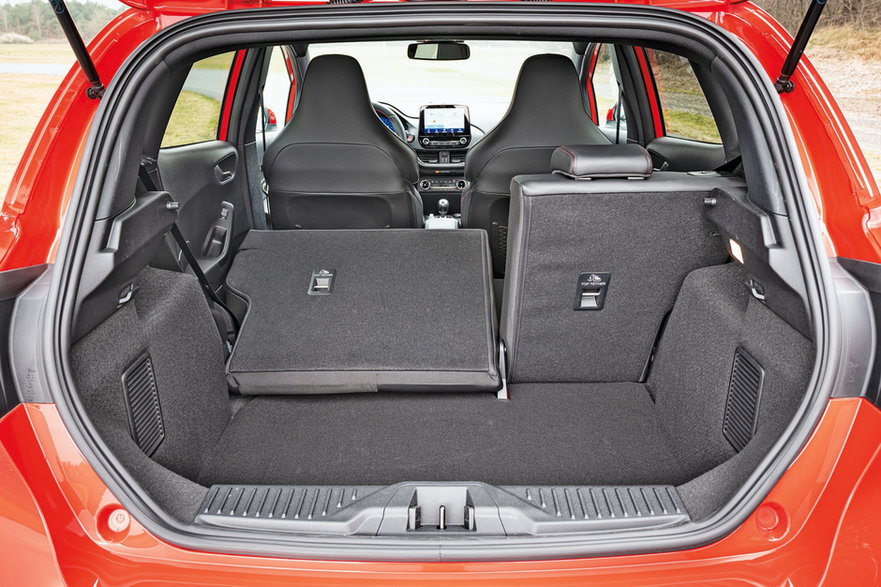 Ford Fiesta ST (VII, 2022) - w kufrze ciaśniej niż u konkurenta, tak jak na tylnych siedzeniach. Pasażerom będzie musiała wystarczyć przestrzeń bagażowa od 292 do 1093 l