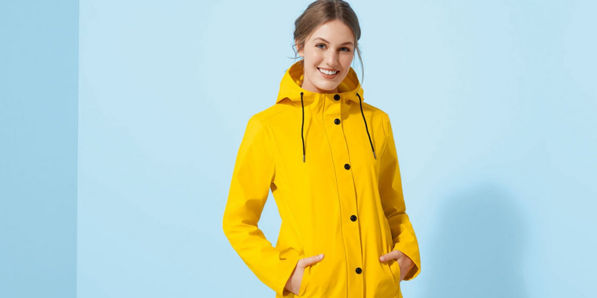 Lidl sprzedaje hitowy żółty płaszcz przeciwdeszczowy w świetnej cenie.