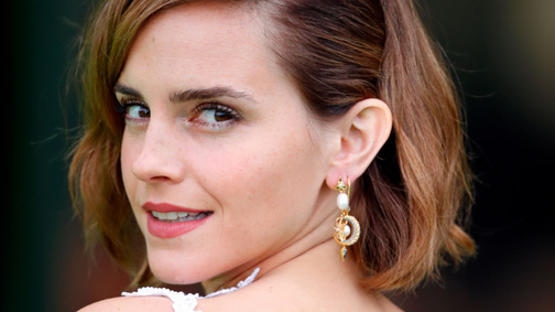 Emma Watson élete legmerészebb miniruhájában ment a milánói divathétre