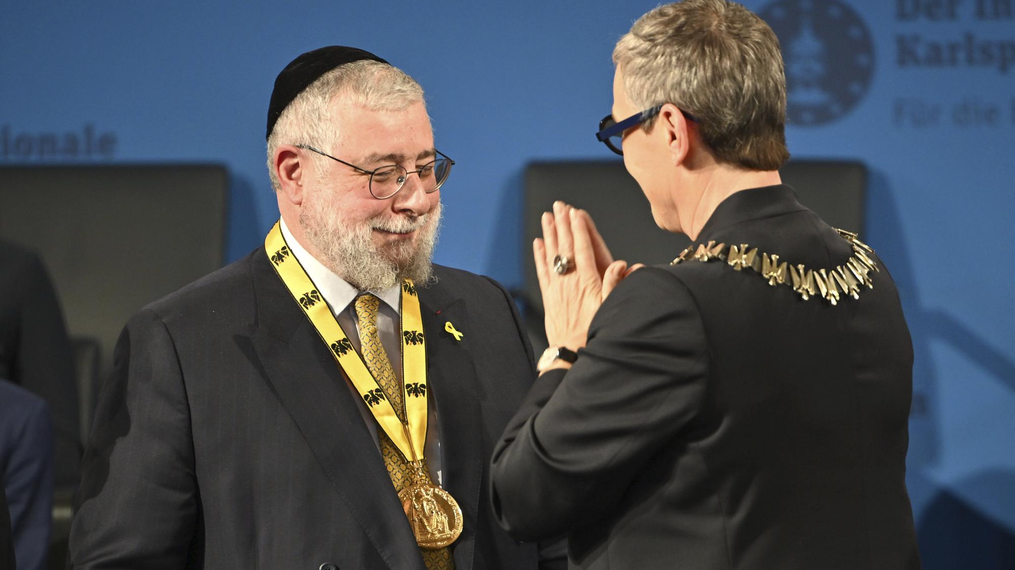 Predseda konferencie európskych rabínov Pinchas Goldschmidt si v nemeckom Aachene prevzal Cenu Karola Veľkého.