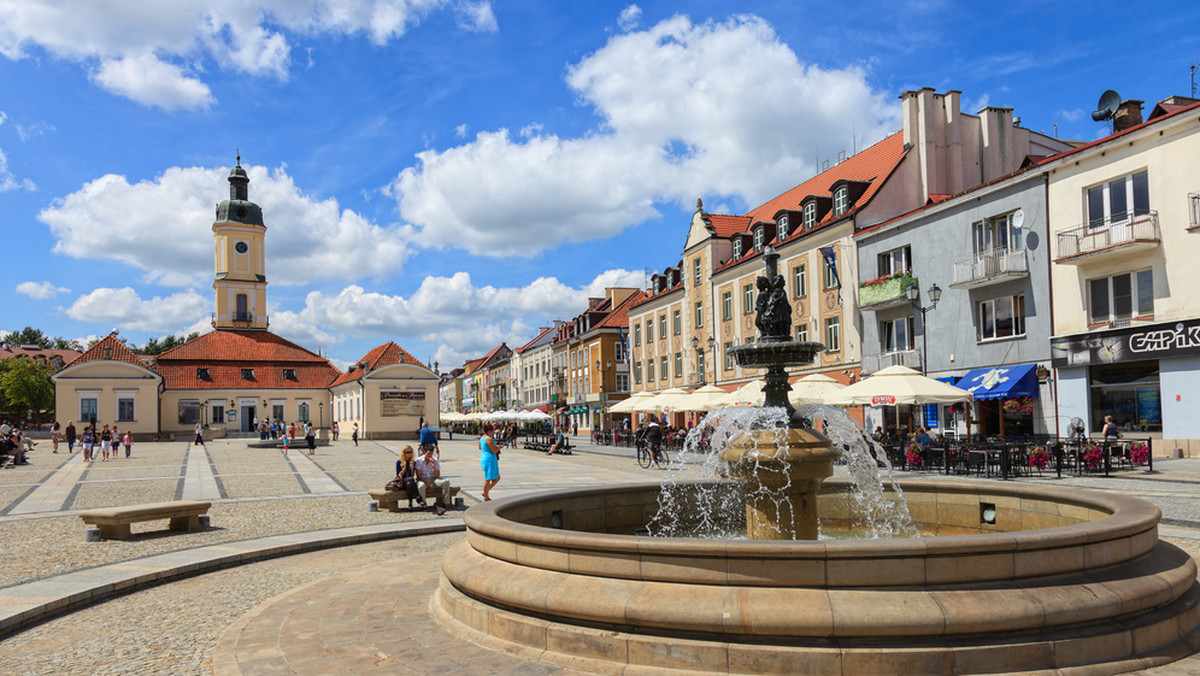 Lotniska, dróg i parkingów na osiedlach chcą m.in. mieszkańcy Białegostoku, którzy wypowiedzieli się w ankiecie nt. mapy potrzeb miasta, przeprowadzonej przez partię Nowoczesna. Wyniki przedstawiono dziś na konferencji prasowej w centrum miasta.