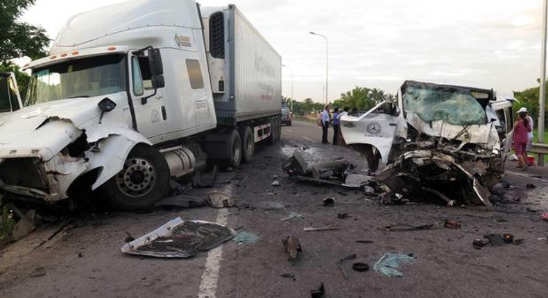 An accident scene reveals a nasty damage for the vehicles involved.