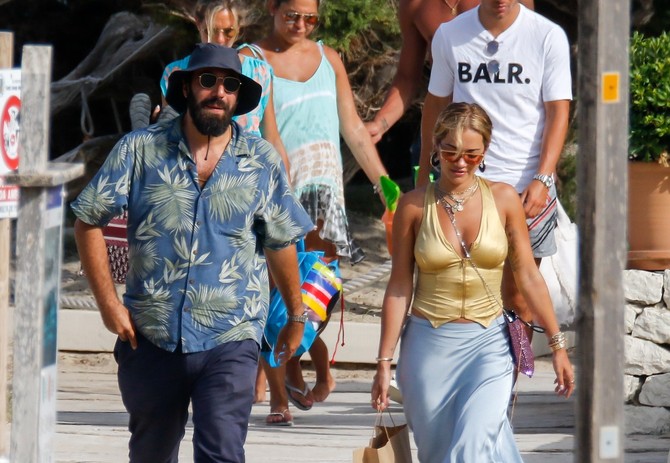 Rita Ora sa dečkom na Ibici gde su im društvo pravile Kejt Mos i ćerka slavne manekenke