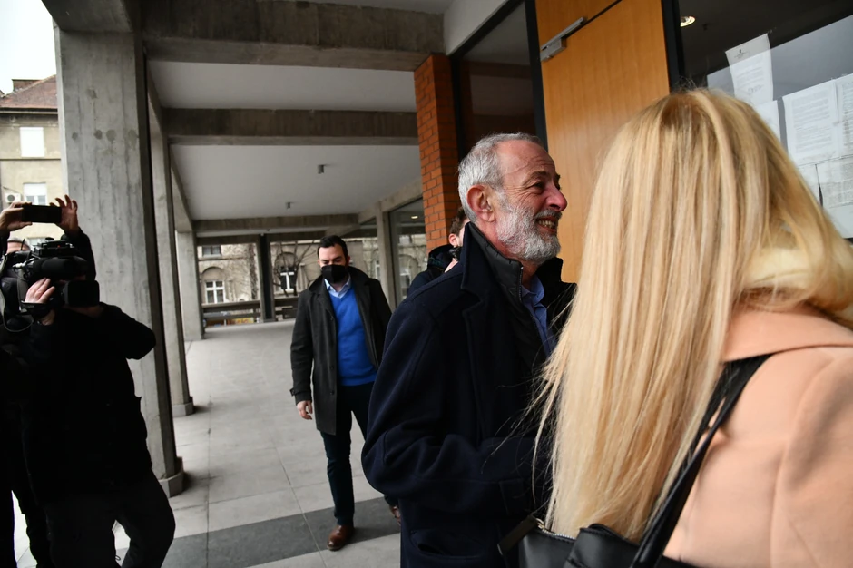 Miroslav Mika Aleksić s osmehom na licu stigao na jučerašnji glavni pretres