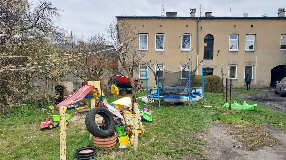 Wielodzietna rodzina Kamila zamieszkująca niewielką przestrzeń to jeden z czynników ryzyka, na który wskazuje Justyna Podlewska.