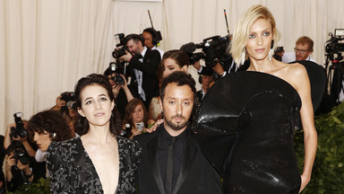 MET Gala 2018: Anja Rubik pojawiła się na czerwonym dywanie obok Kate Moss i Charlotte Gainsbourg