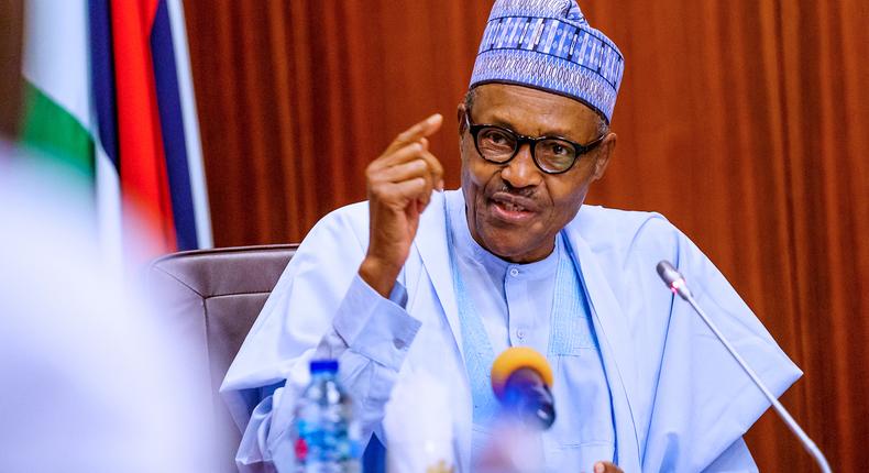 President Muhammadu Buhari receives corps members. [Twitter/BashirAhmaad]