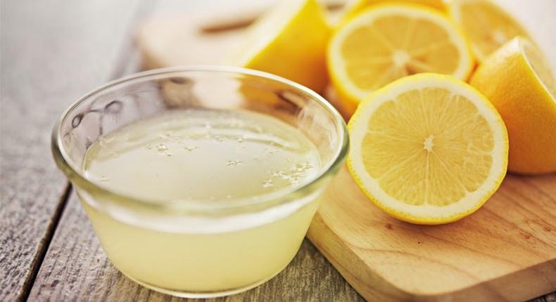 Le jus de citron est riche en vitamine C qui aide à conserver une peau éclatante et jeune.