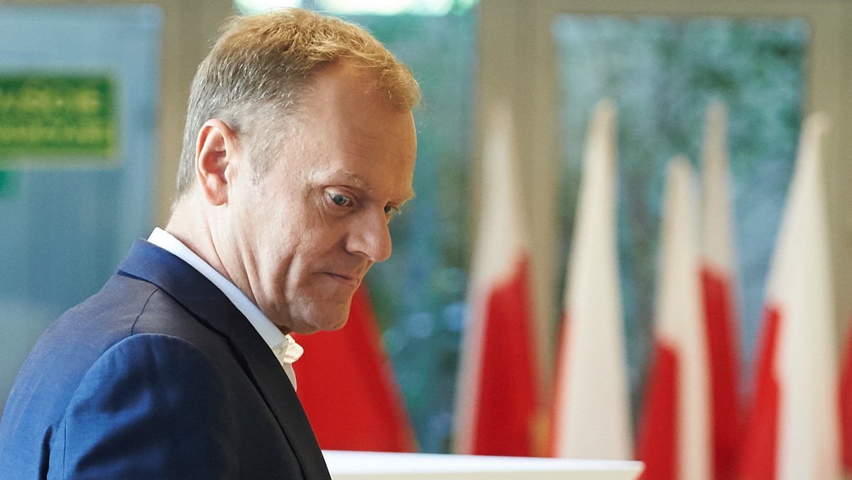 Przewodniczący Rady Europejskiej Donald Tusk podziękował Bronisławowi Komorowskiemu za "dobrą i uczciwą prezydenturę". Pogratulował również wygranej Andrzejowi Dudzie, życząc mu "jak najlepszej kadencji". Z kolei premier Ewa Kopacz zadeklarowała, że współpraca między jej rządem a Andrzejem Dudą będzie jak najlepsza.