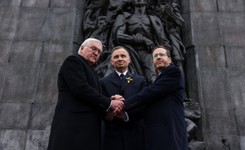 Prezydenci Polski, Izraela i Niemiec złożyli kwiaty przed Pomnikiem Bohaterów Getta w Warszawie