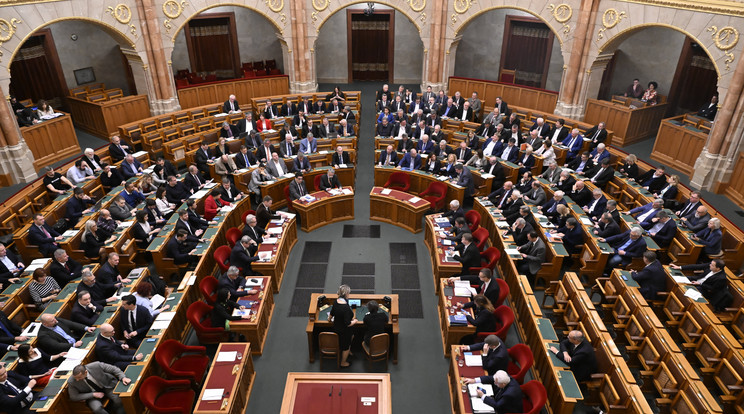 Hétfőn, kedden és csütörtökön is rendkívüli ülést tart a parlament, a két napot pár órája fejelték meg a harmadikkal. /Fotó: MTI / Kovács Tamás