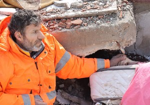 Mesut Hancer drži za ruku ćerku koja je stradala u zemljotresu u Turskoj