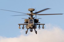 Apache będą taniej strącały drony. W USA przetestowano nową amunicję