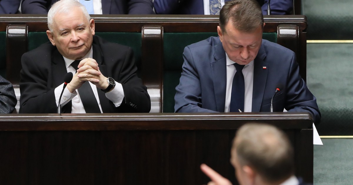 Donald Tusk jeździ na nartach. PiS szturmuje Sejm. W co gra Jarosław Kaczyński?