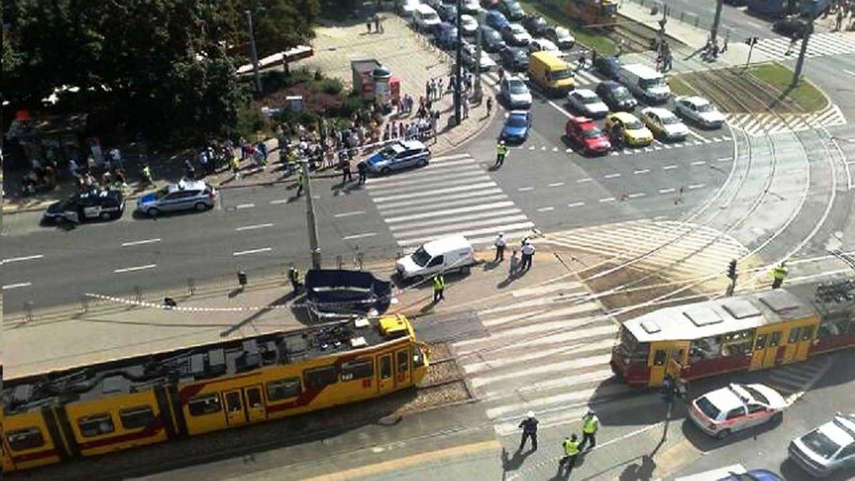 Przed południem na skrzyżowaniu Grójeckiej i Banacha samochód wjechał w przystanek tramwajowy. Jedna osoba, kobieta, zginęła na miejscu, a druga została odwieziona do szpitala.