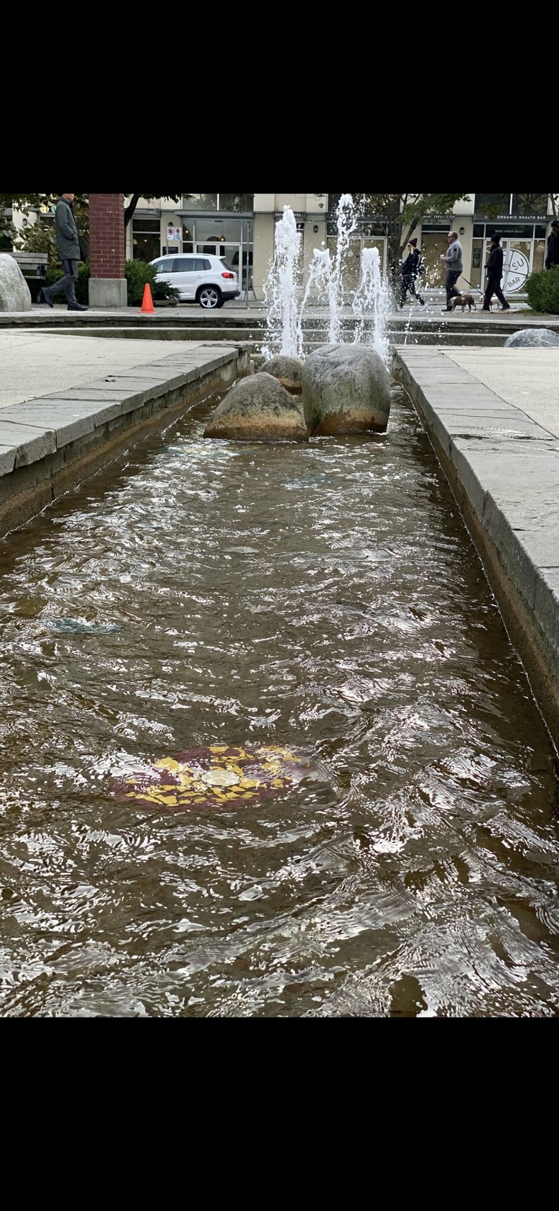 How to make a picture fit the wallpaper on the iPhone