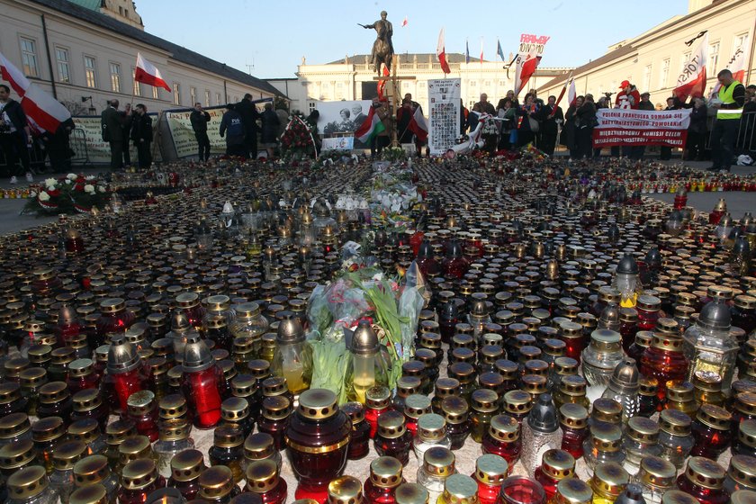 Krzyż pod Pałacem Prezydenckim