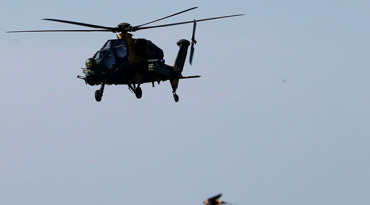 Hét katona és egy civil utazott a helikopteren /Fotó: Illusztráció - AFP