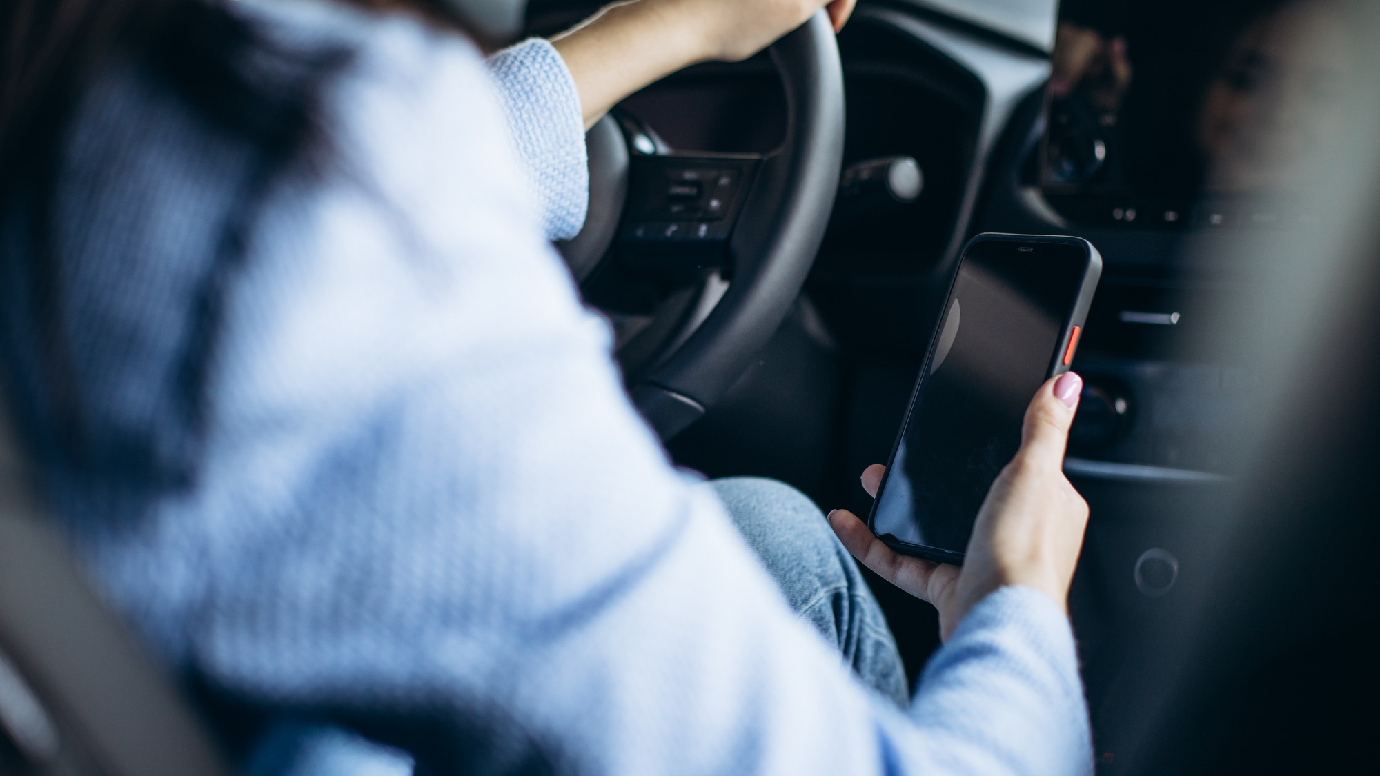 Používanie mobilu na červenej svetelnej križovatke na Slovensku trestajú policajti pokutou až 150 eur priamo na mieste. Vodiči v SR by si mali uvedomiť, že aj pri stojacom aute s vypnutým motorom stále vedú vozidlo. 