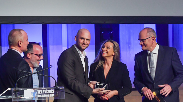 A Géniusz vetélkedő képviselői átveszik a díjat (Fotó: Televíziós Újságírók Díja)