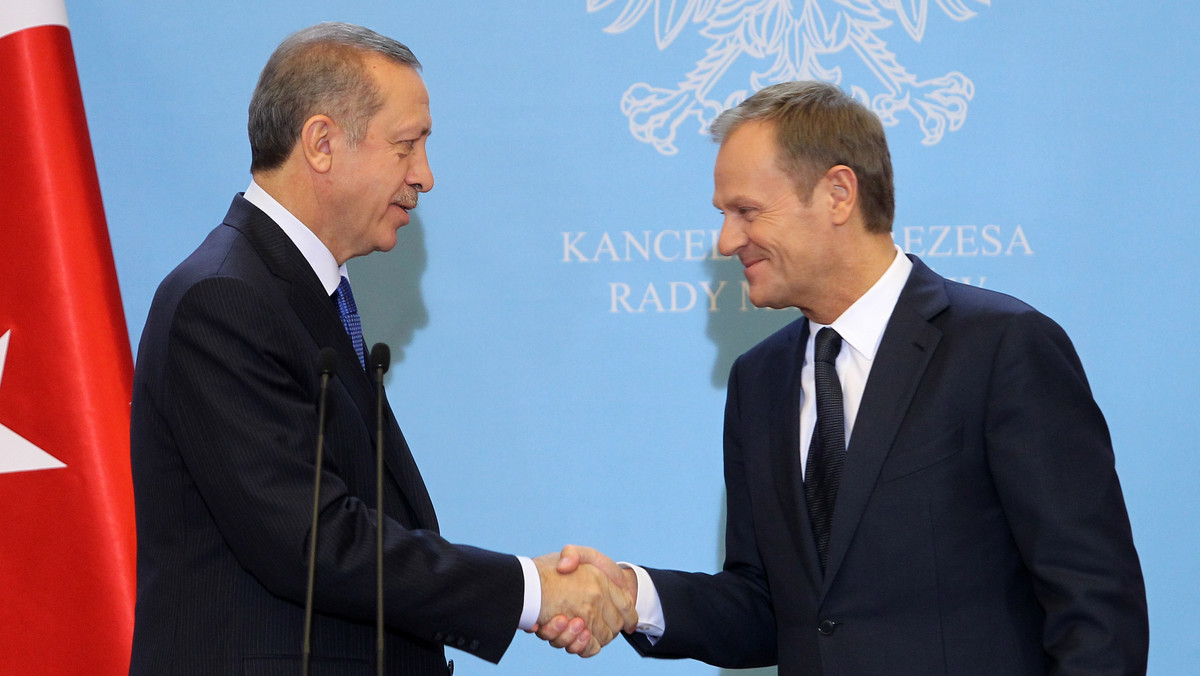 Polska jest chyba najbardziej konsekwentnym europejskim państwem, jeśli chodzi o wsparcie dla Turcji w jej negocjacjach i rozmowach z UE właściwie na każdy temat, ale przede wszystkim ten integracyjny - powiedział premier Donald Tusk po spotkaniu z szefem tureckiego rządu Recepem Erdoganem.