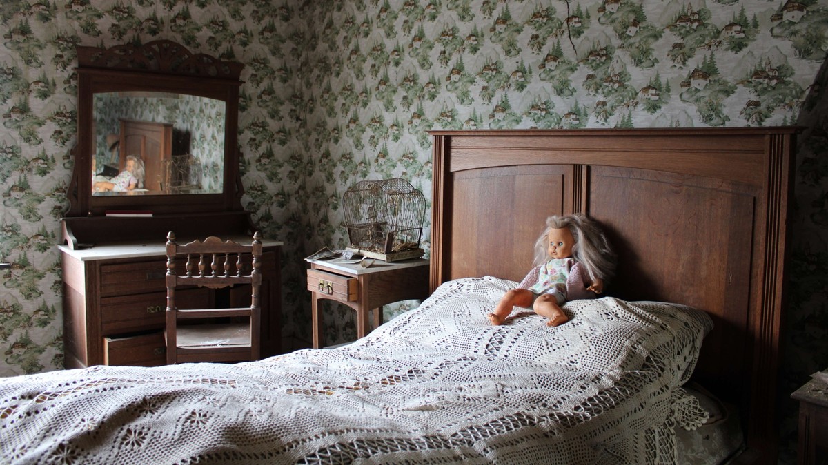 Zašto ne bi trebalo da spavate pored ogledala i kako to može naštetiti vašem zdravlju