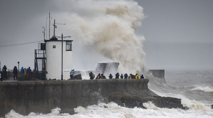 Dennis vihar érkezik az angliai Porthcawl partjaihoz / Fotó : Getty Images