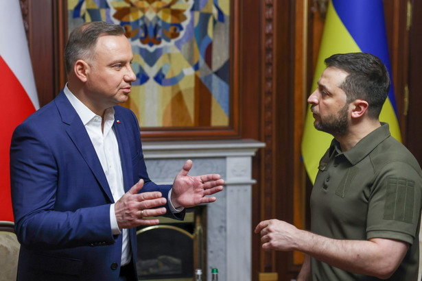 Kijów, Ukraina, 22.05.2022. Prezydent RP Andrzej Duda (L) i prezydent Ukrainy Wołodymyr Zełenski (P)