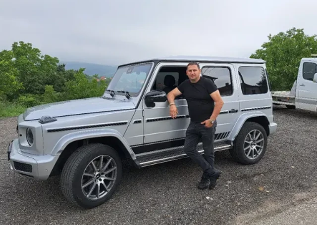 "Poznati beogradski biznismen i sportista sa džipom i satom od 350.000 evra!" Tri žene ga optužile da je u besparici, pa im uzvratio